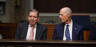 Edmundo González junto al senador Rick Scott en el capitolio de los Estados Unidos