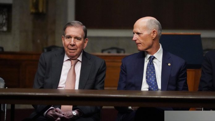 Edmundo González junto al senador Rick Scott en el capitolio de los Estados Unidos