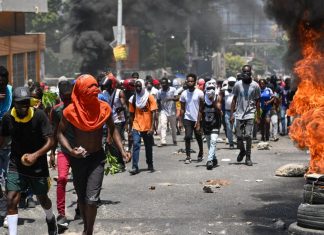 Enfrentamientos armados en Haití dejan cientos de víctimas mientras avanzan las pandillas a la capital