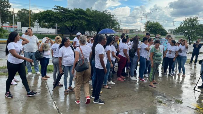 Familiares de detenidos poselectorales piden su libertad en la penitenciaría de Tocuyito