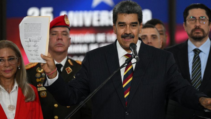 Maduro anuncia una comisión con Rodríguez, Escarrá y William Saab para reforma costitucional