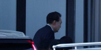 Presidente surcoreano es detenido en su casa tras rendirse ante 1.000 policías