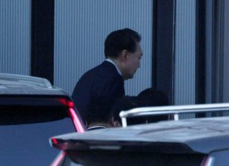 Presidente surcoreano es detenido en su casa tras rendirse ante 1.000 policías