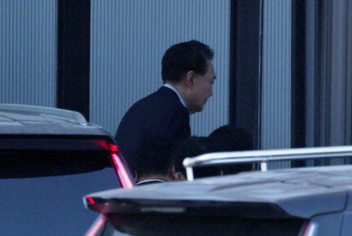 Presidente surcoreano es detenido en su casa tras rendirse ante 1.000 policías