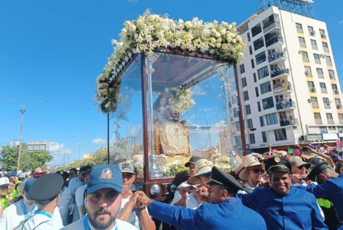 La madre de los barquisimetanos pasa la intersección de la Av Vargas con Av Venezuela