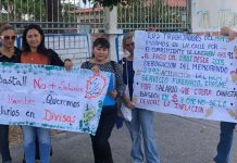 Profesores de la Unidad Educativa San Francisco Javier protestan ante decretos del Ministerio de Educación