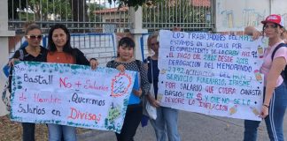 Profesores de la Unidad Educativa San Francisco Javier protestan ante decretos del Ministerio de Educación