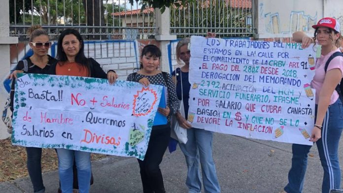 Profesores de la Unidad Educativa San Francisco Javier protestan ante decretos del Ministerio de Educación