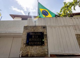 Opositores venezolanos residen en la embajada argentina