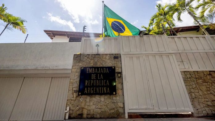 Opositores venezolanos residen en la embajada argentina, custodiada por Brasil