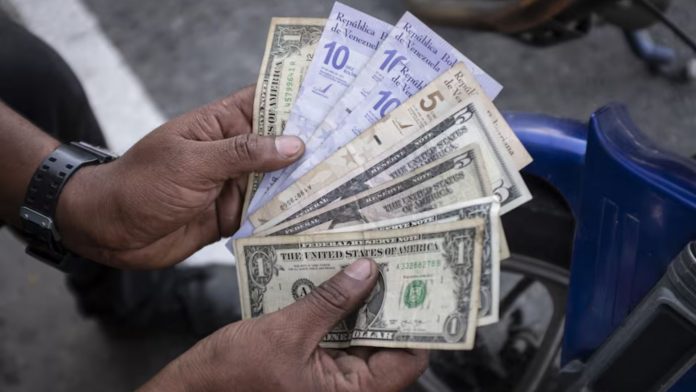 Caída del bolívar con respecto al dólar, castiga el bolsillo del venezolano