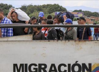 Venezolanos en espera de asistencia de ACNUR son informados de la cancelación del programa