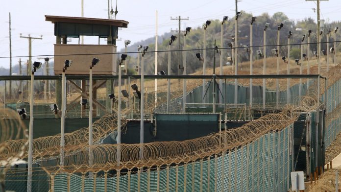 Base Naval en la Bahía de Guantánamo será el destino de miles de migrantes deportados que sean acusados de crímenes contra oficiales