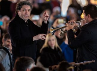 Gustavo Dudamel se orquestó el concierto benéfico en Valencia, España