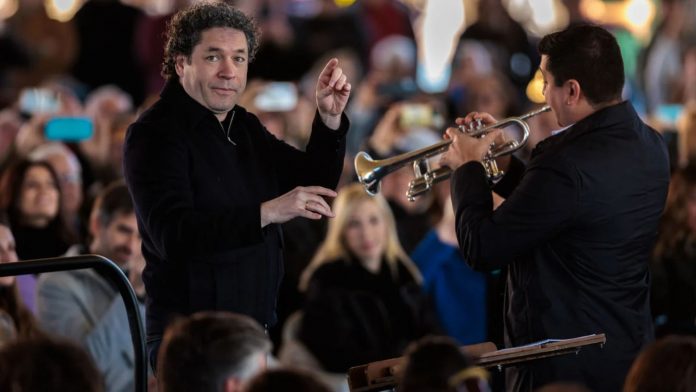 Gustavo Dudamel se orquestó el concierto benéfico en Valencia, España