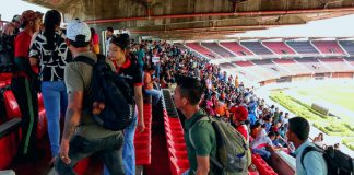 Desplazados son albergados en un estadio de fútbol en medio de conflictos armados