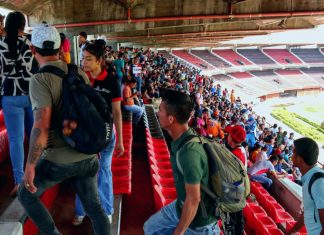 Desplazados son albergados en un estadio de fútbol en medio de conflictos armados