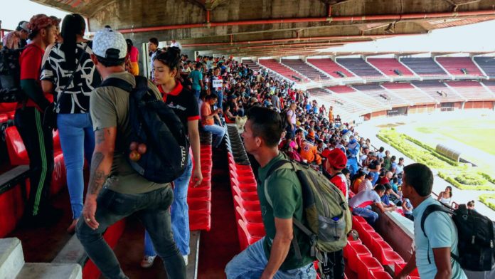 Desplazados son albergados en un estadio de fútbol en medio de conflictos armados