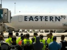 Avion retorna a Venezuela con 175 migrantes deportados