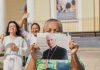 El Papa estadounidense, aparece con una media sonrisa y llevando la cruz pectoral dorada. Su firma es el nombre en latín “Leo” y con la abreviatura “pp” antes del XIV
