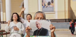 El Papa estadounidense, aparece con una media sonrisa y llevando la cruz pectoral dorada. Su firma es el nombre en latín “Leo” y con la abreviatura “pp” antes del XIV