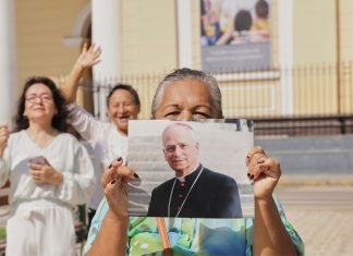 El Papa estadounidense, aparece con una media sonrisa y llevando la cruz pectoral dorada. Su firma es el nombre en latín “Leo” y con la abreviatura “pp” antes del XIV