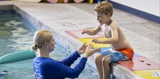 Clases de natación para niños con autismo