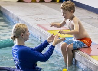 Clases de natación para niños con autismo