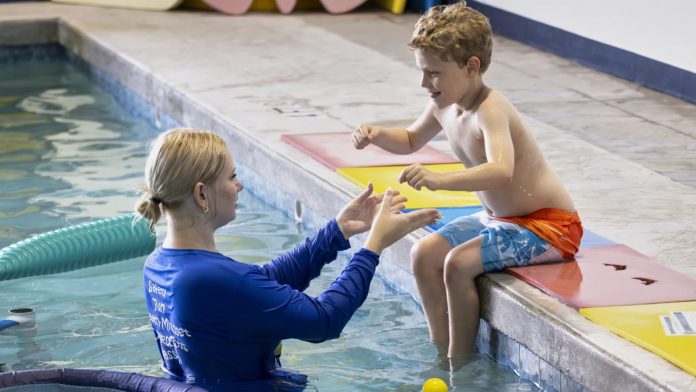 Clases de natación para niños con autismo