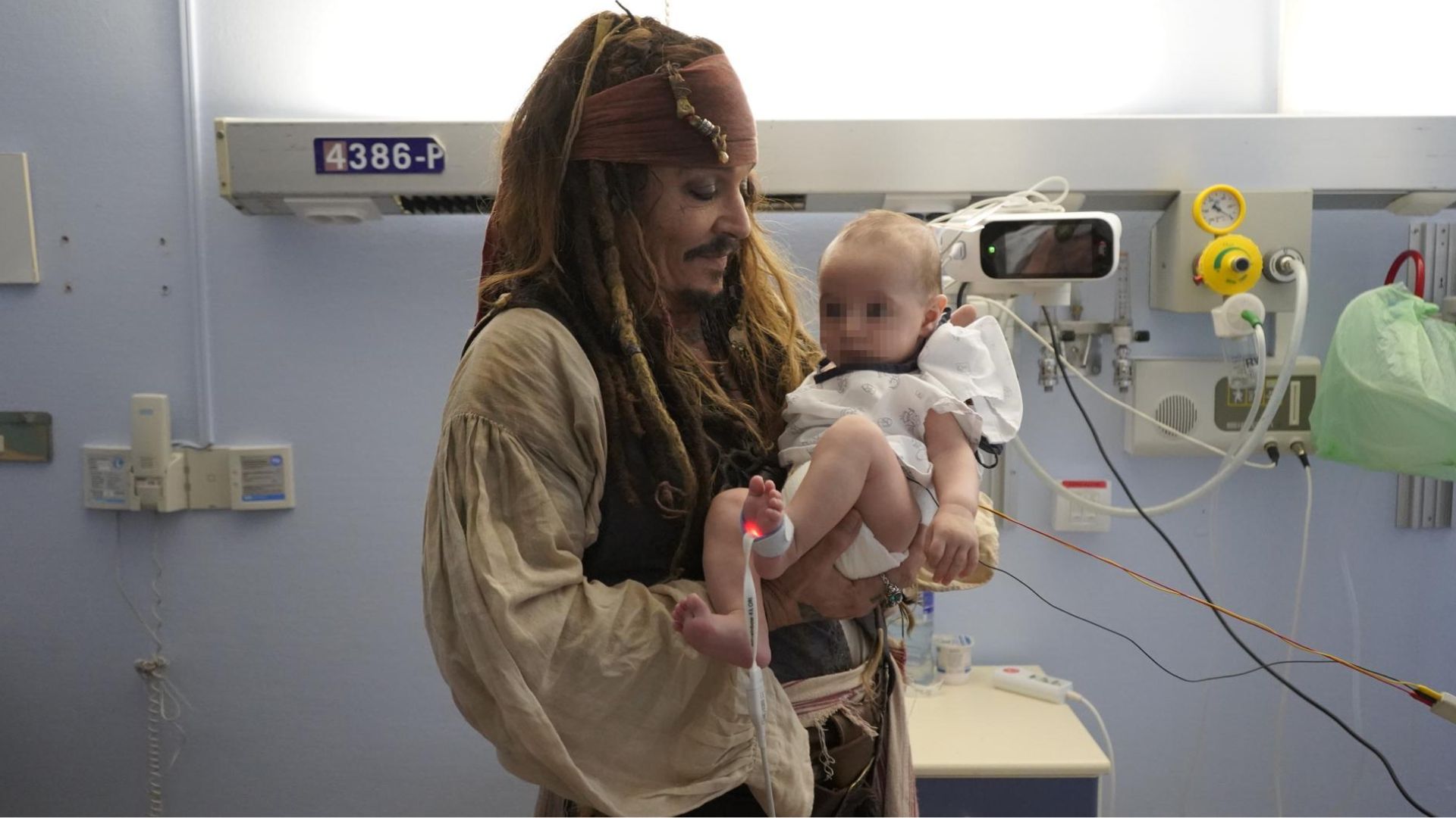 VIDEO | Johnny Depp visitó un hospital oncológico infantil de Madrid ...