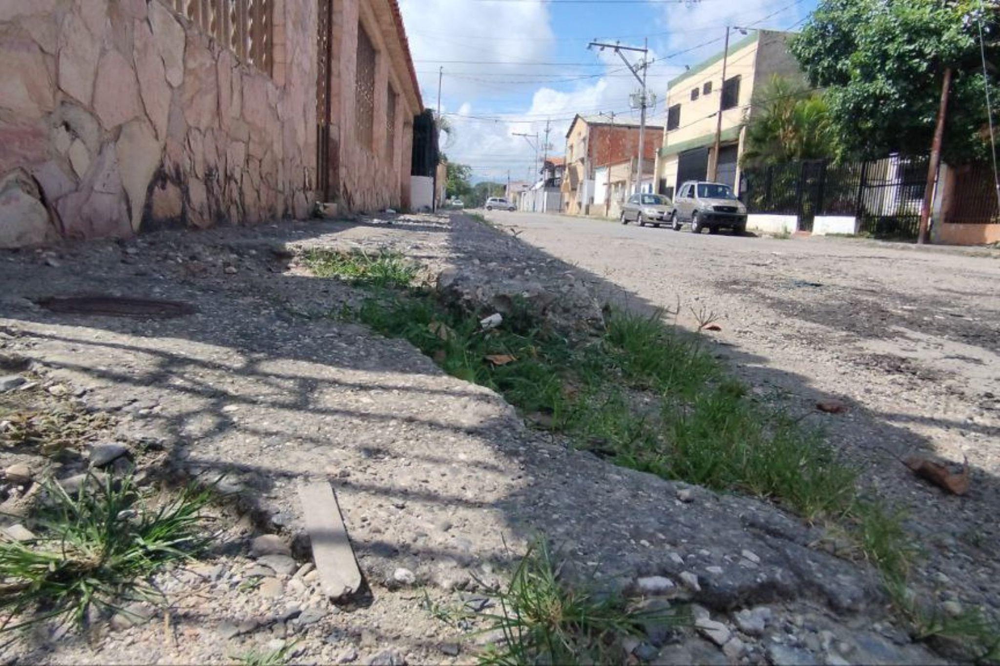 VIDEO | Habitantes de la comunidad Mario Briceño Iragorry se ven afectados por las malas condiciones de la vialidad y aceras #1Sep